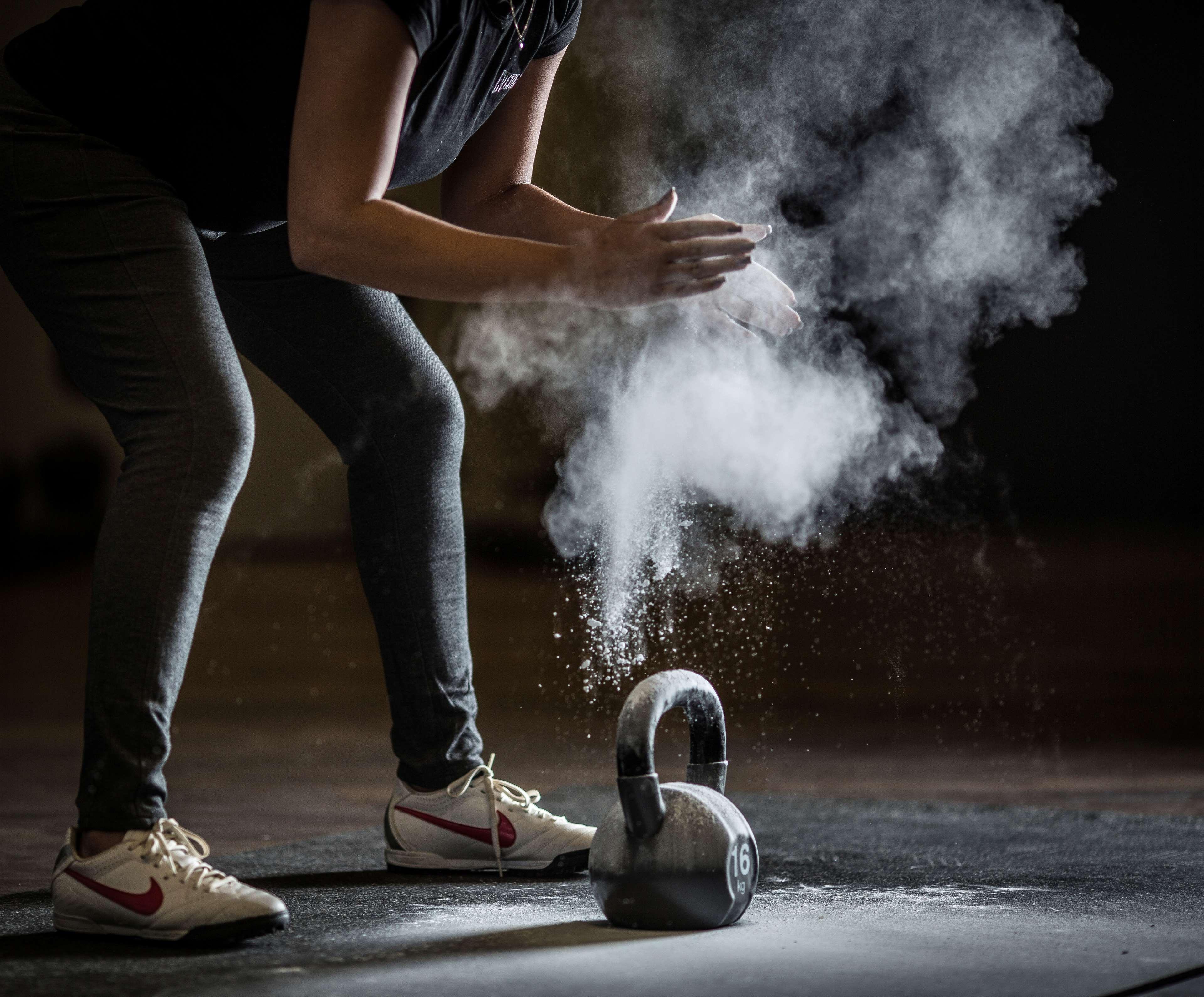 Royal Maxim Palace Kempinski Kahire Dış mekan fotoğraf Athlete applying magnesium powder