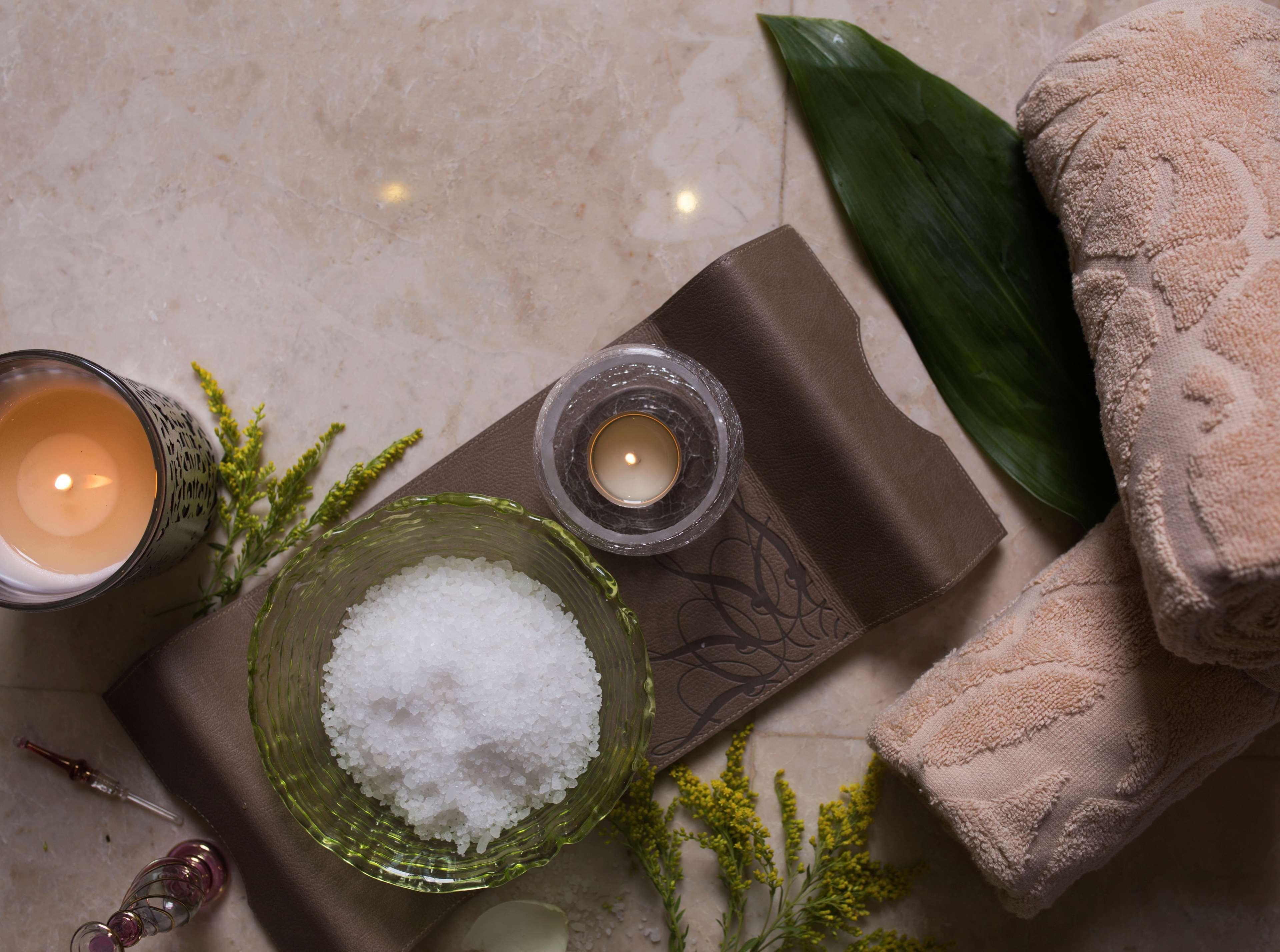 Royal Maxim Palace Kempinski Kahire Dış mekan fotoğraf A spa treatment