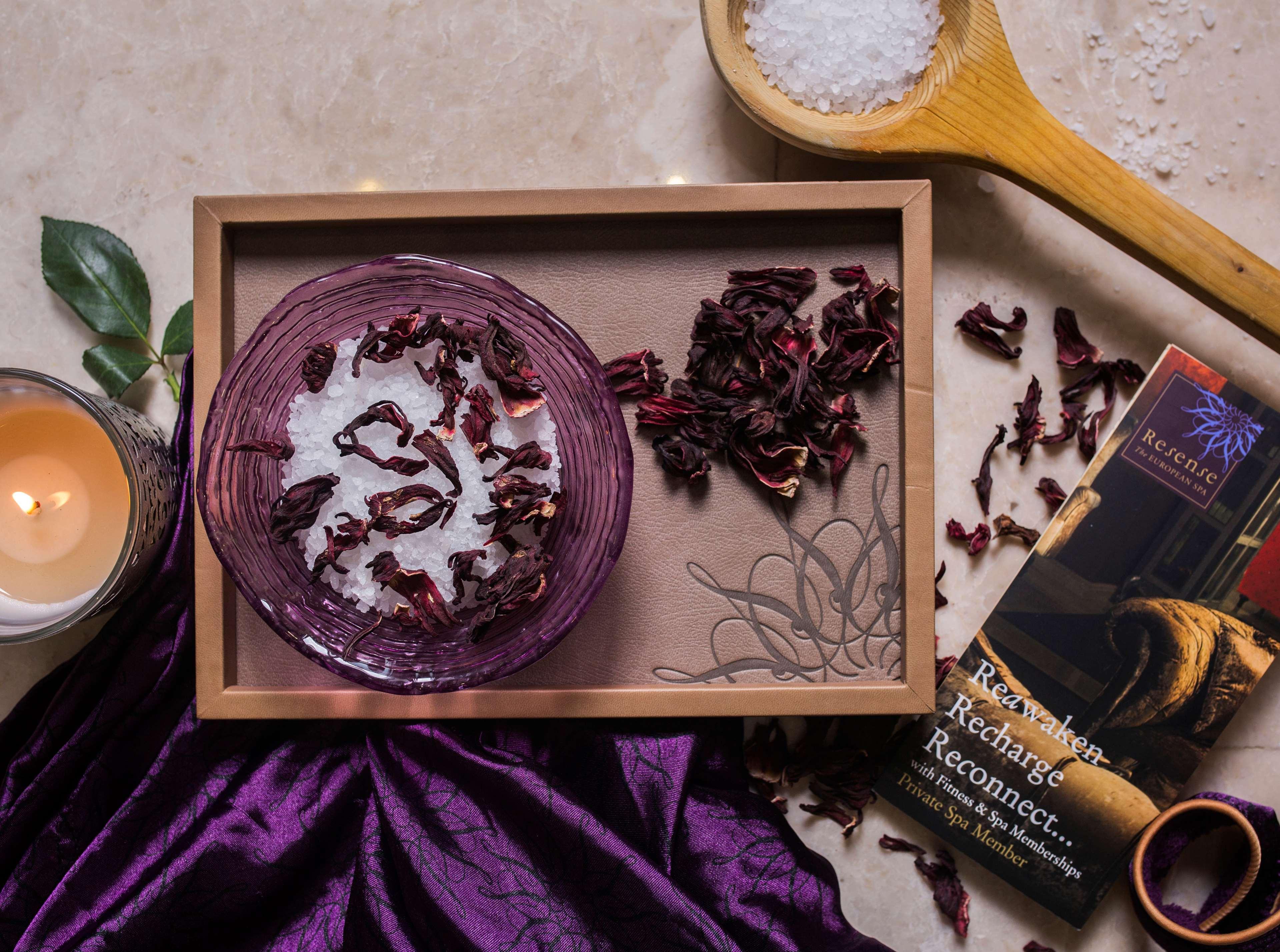 Royal Maxim Palace Kempinski Kahire Dış mekan fotoğraf A spa tray with a candle, bath salts, and a book