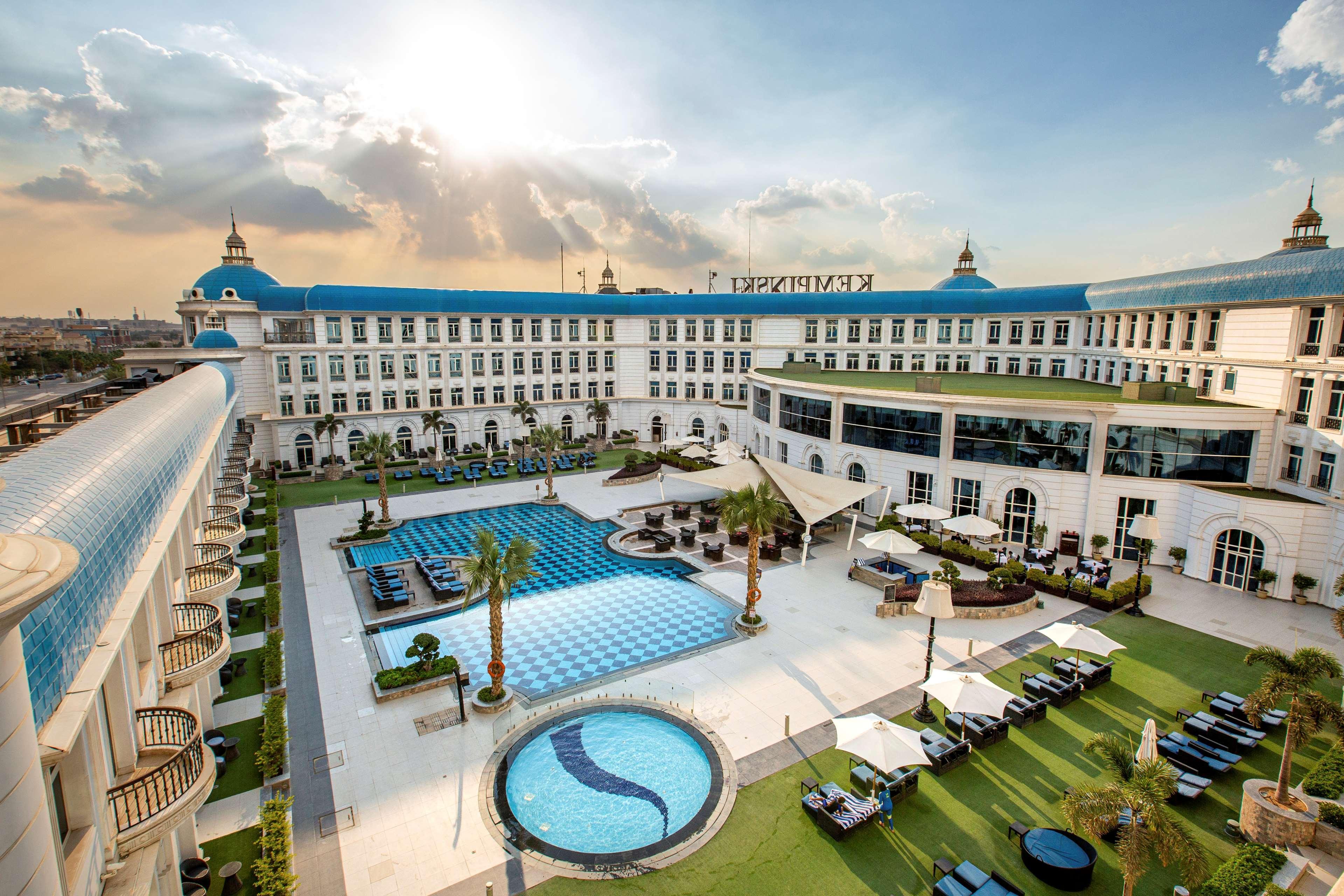 Royal Maxim Palace Kempinski Kahire Dış mekan fotoğraf The hotel's courtyard