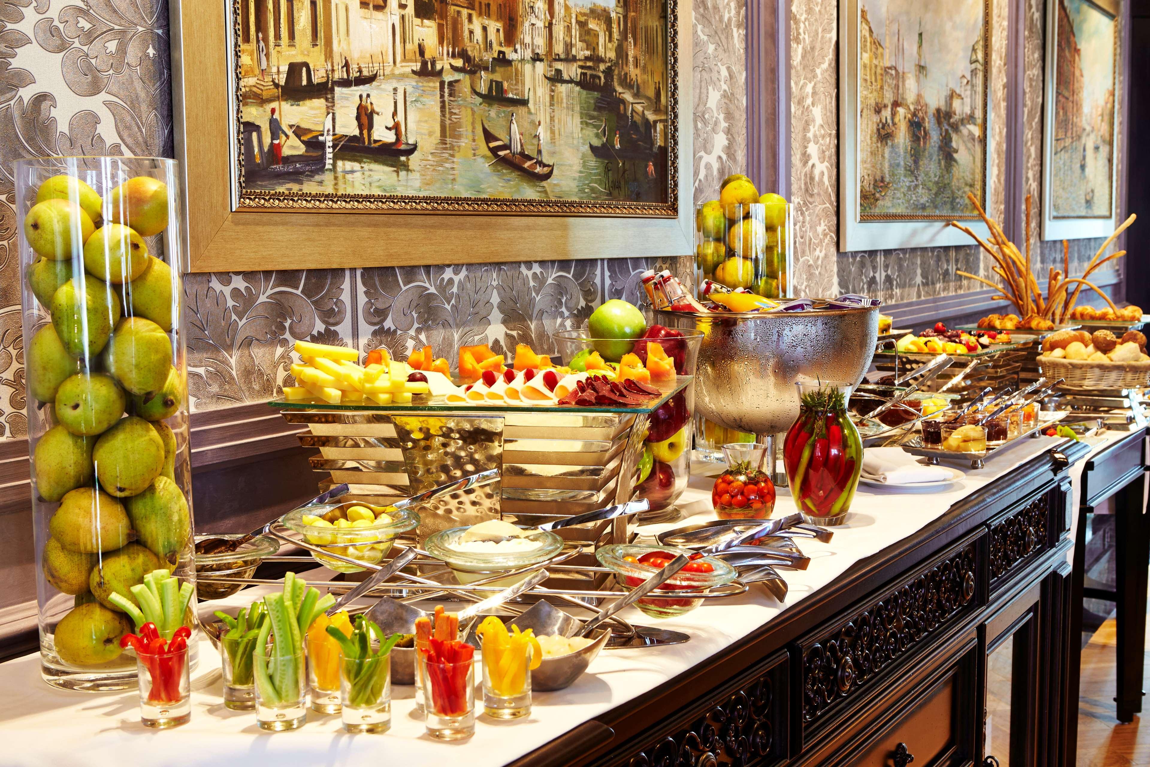 Royal Maxim Palace Kempinski Kahire Dış mekan fotoğraf A buffet at a hotel