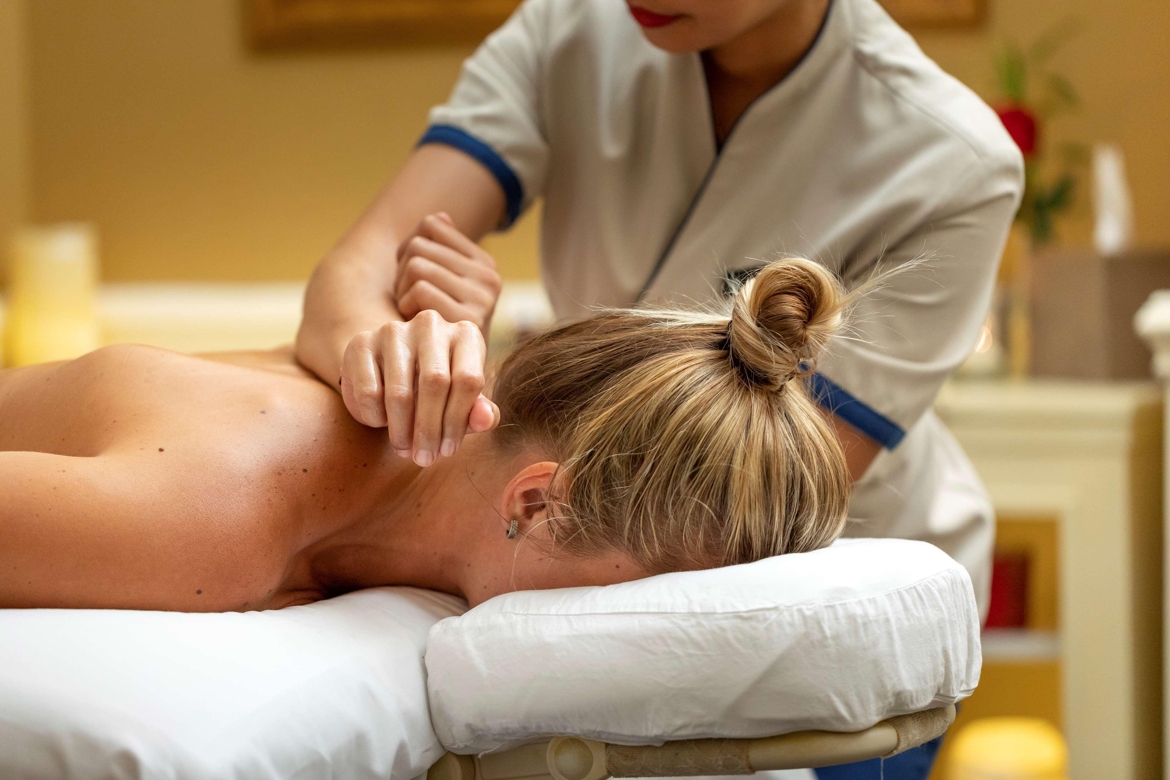 Royal Maxim Palace Kempinski Kahire Dış mekan fotoğraf A chiropractor treating a patient