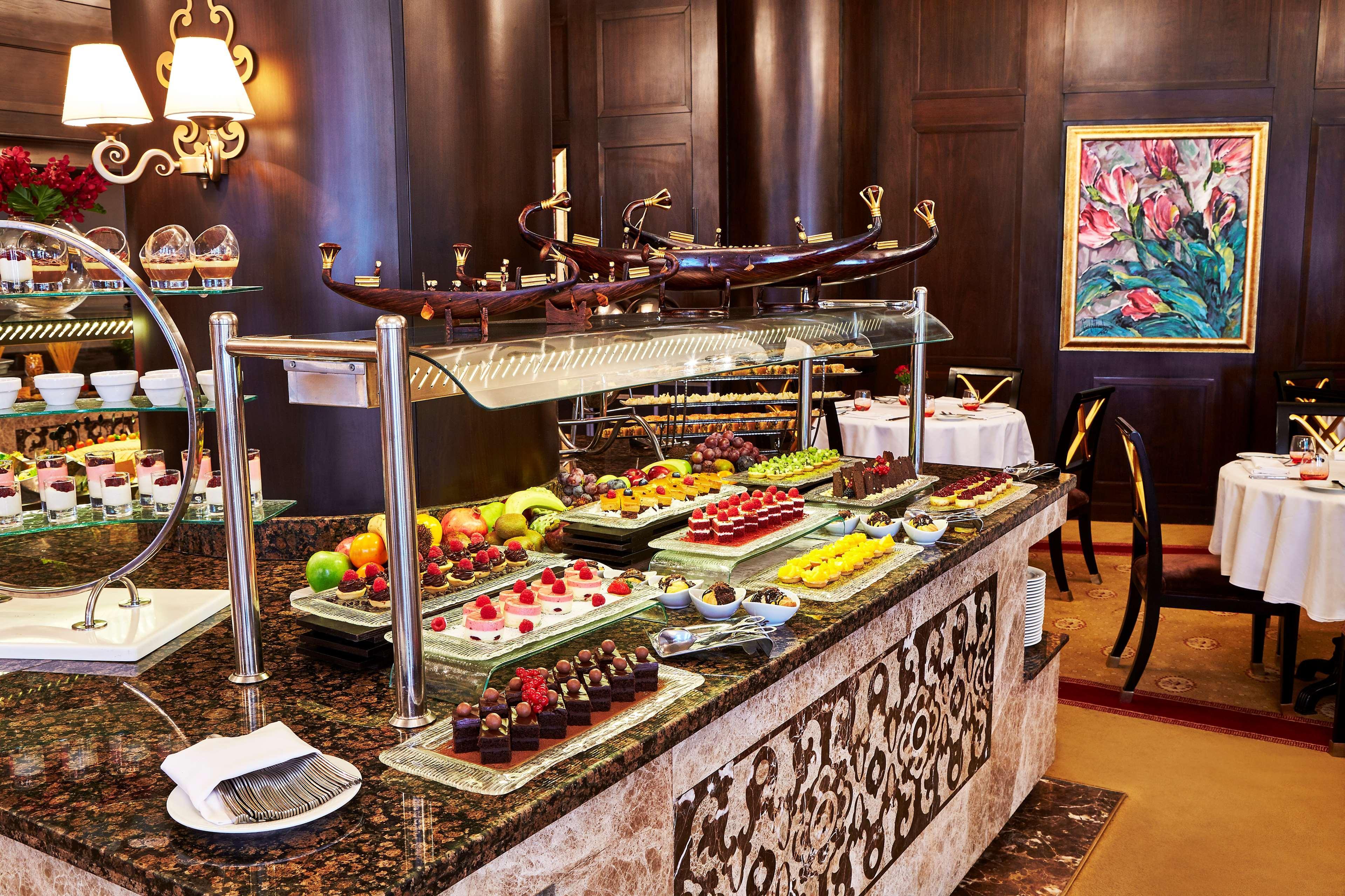 Royal Maxim Palace Kempinski Kahire Dış mekan fotoğraf A buffet at a hotel