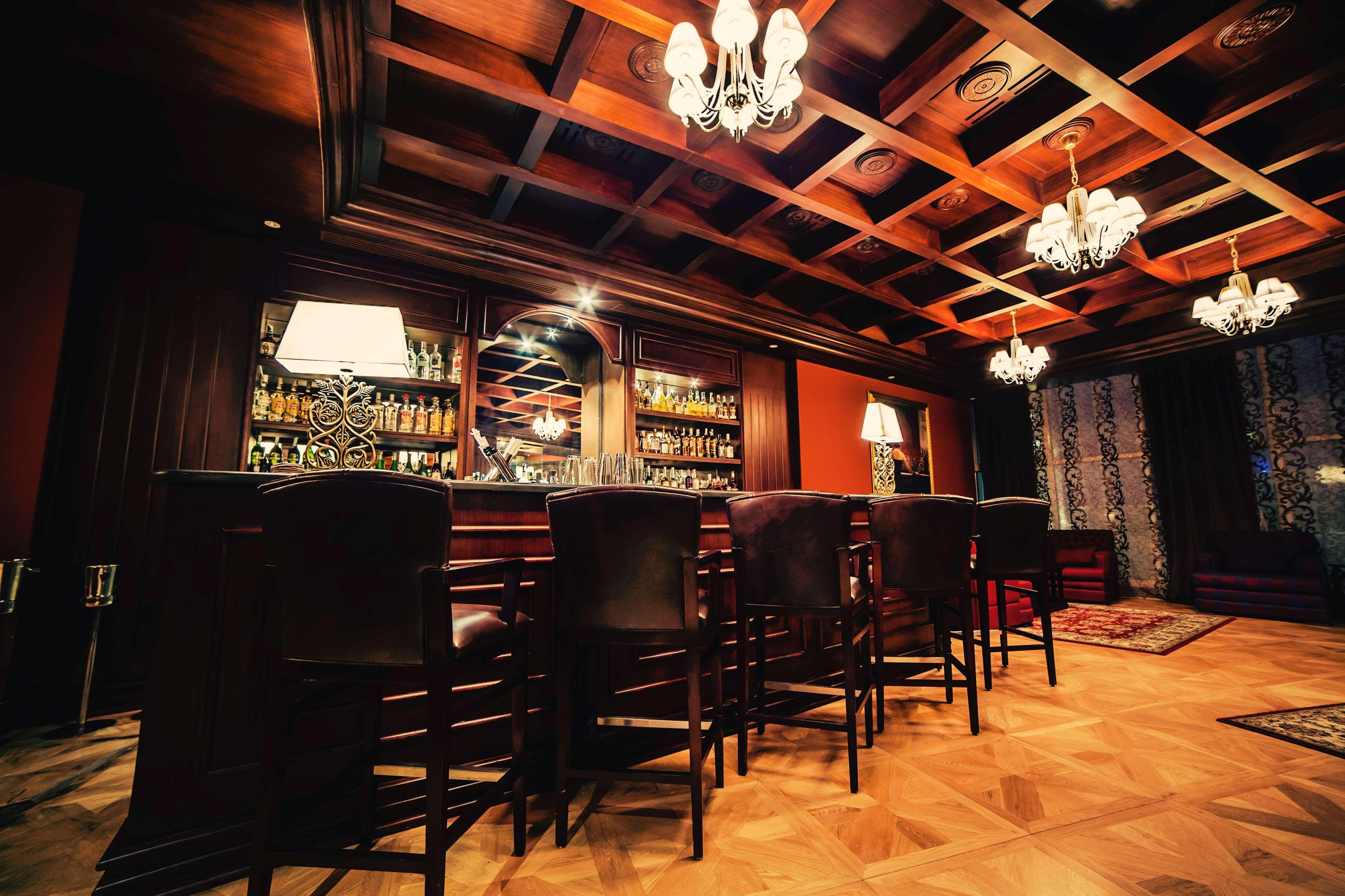 Royal Maxim Palace Kempinski Kahire Dış mekan fotoğraf The bar at the 21 Club