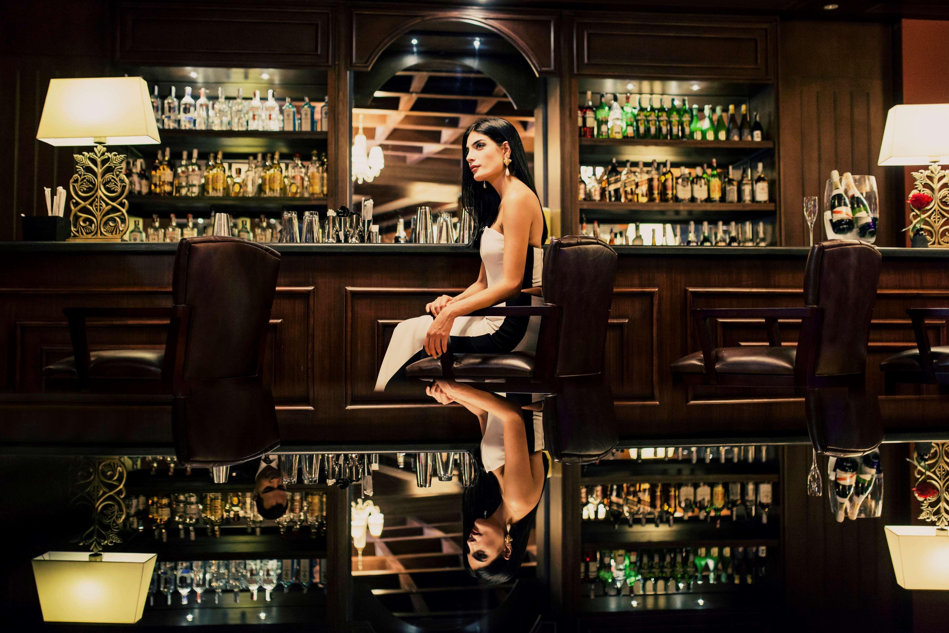 Royal Maxim Palace Kempinski Kahire Dış mekan fotoğraf The bar at the St. Regis New York