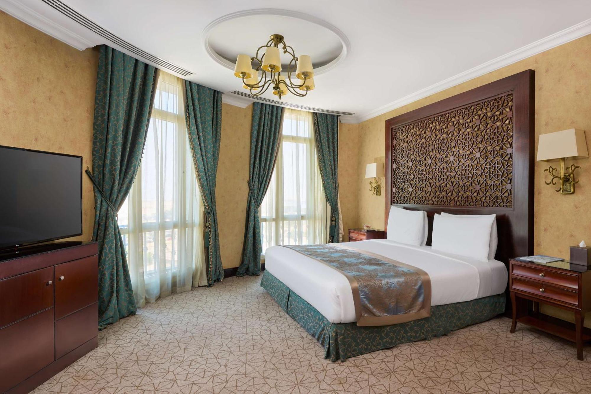Royal Maxim Palace Kempinski Kahire Dış mekan fotoğraf A bedroom at the Jumeirah Emirates Towers Hotel