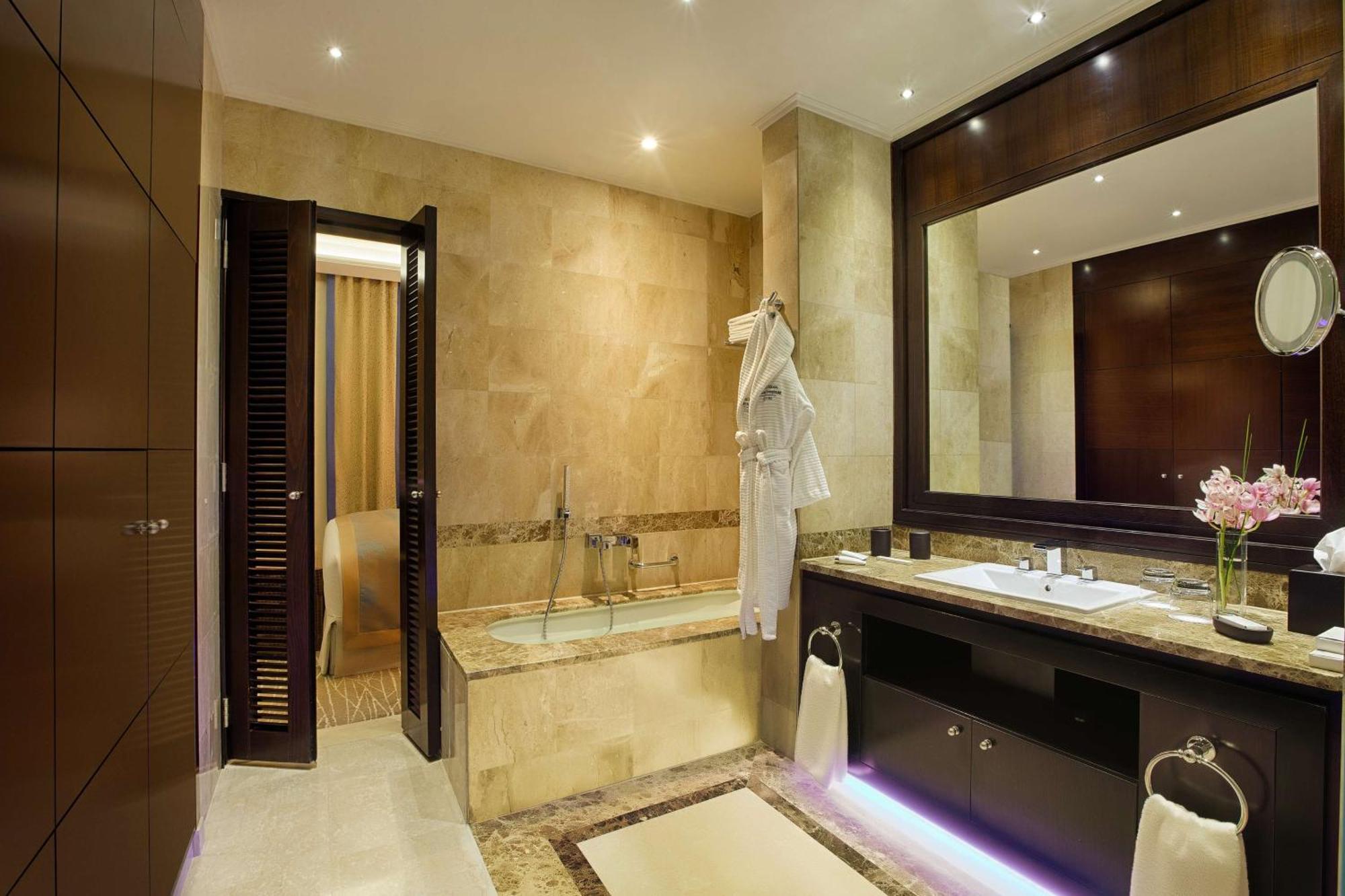 Royal Maxim Palace Kempinski Kahire Dış mekan fotoğraf Bathroom