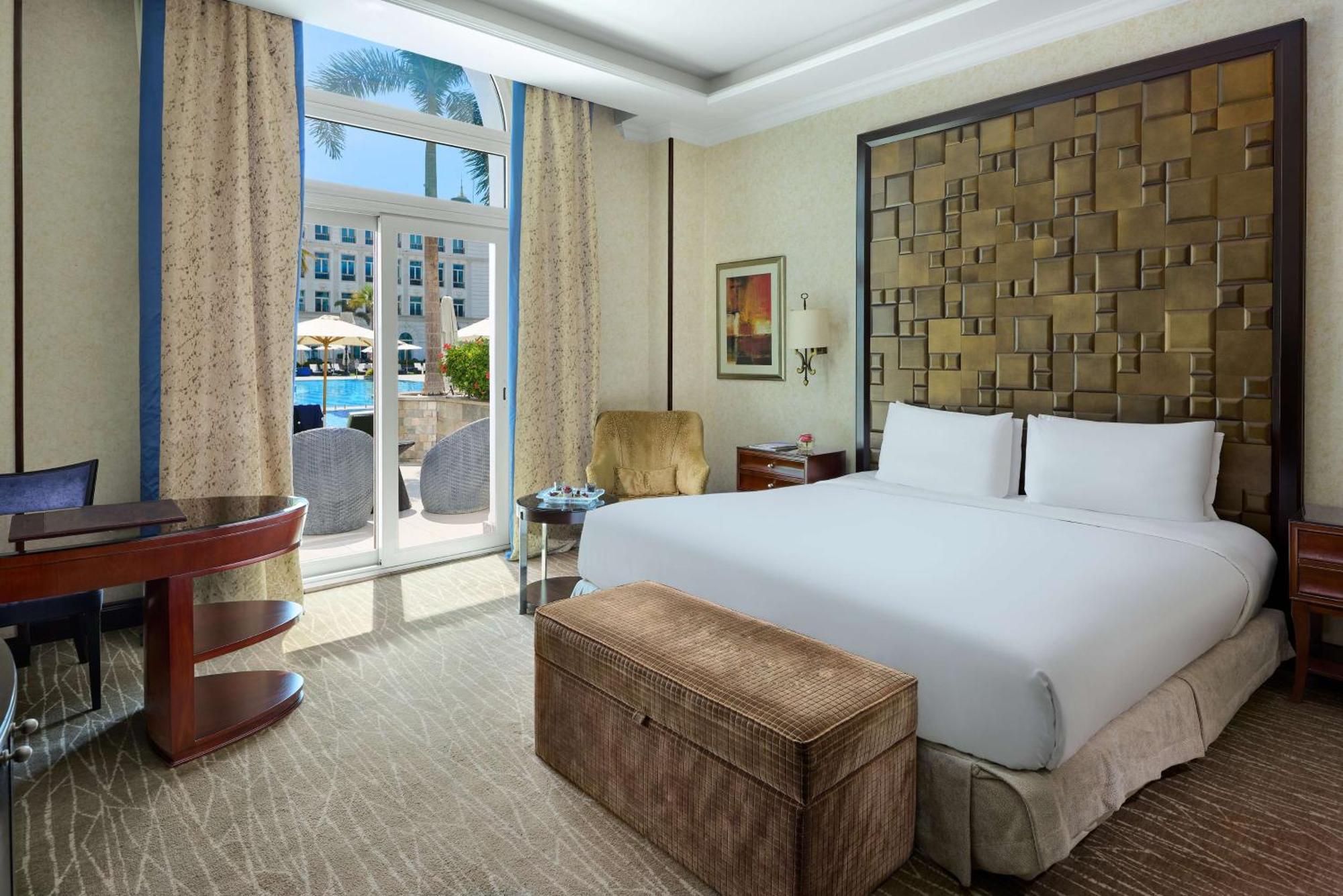 Royal Maxim Palace Kempinski Kahire Dış mekan fotoğraf A guest room at the Atlantis, The Royal