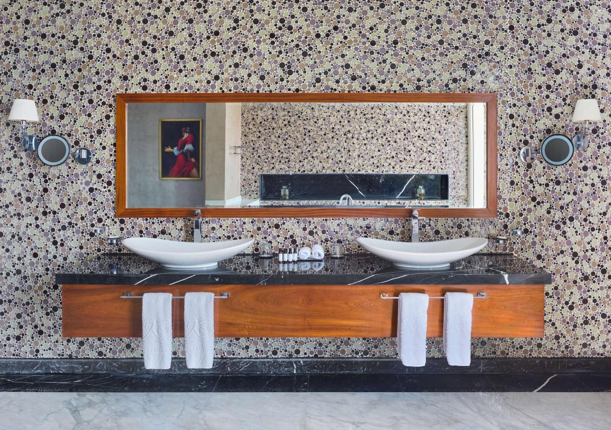 Royal Maxim Palace Kempinski Kahire Dış mekan fotoğraf Bathroom with wallpaper