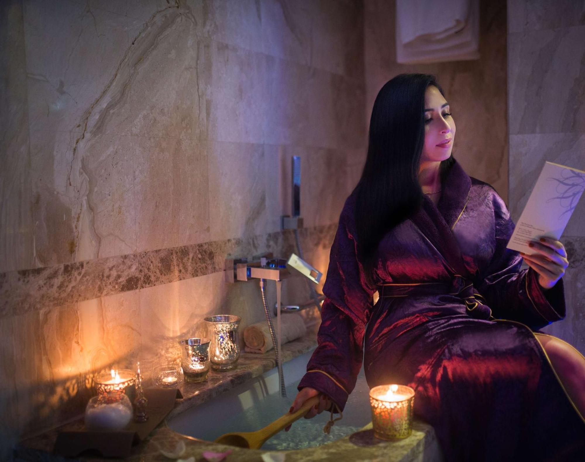 Royal Maxim Palace Kempinski Kahire Dış mekan fotoğraf A woman in a Turkish bath