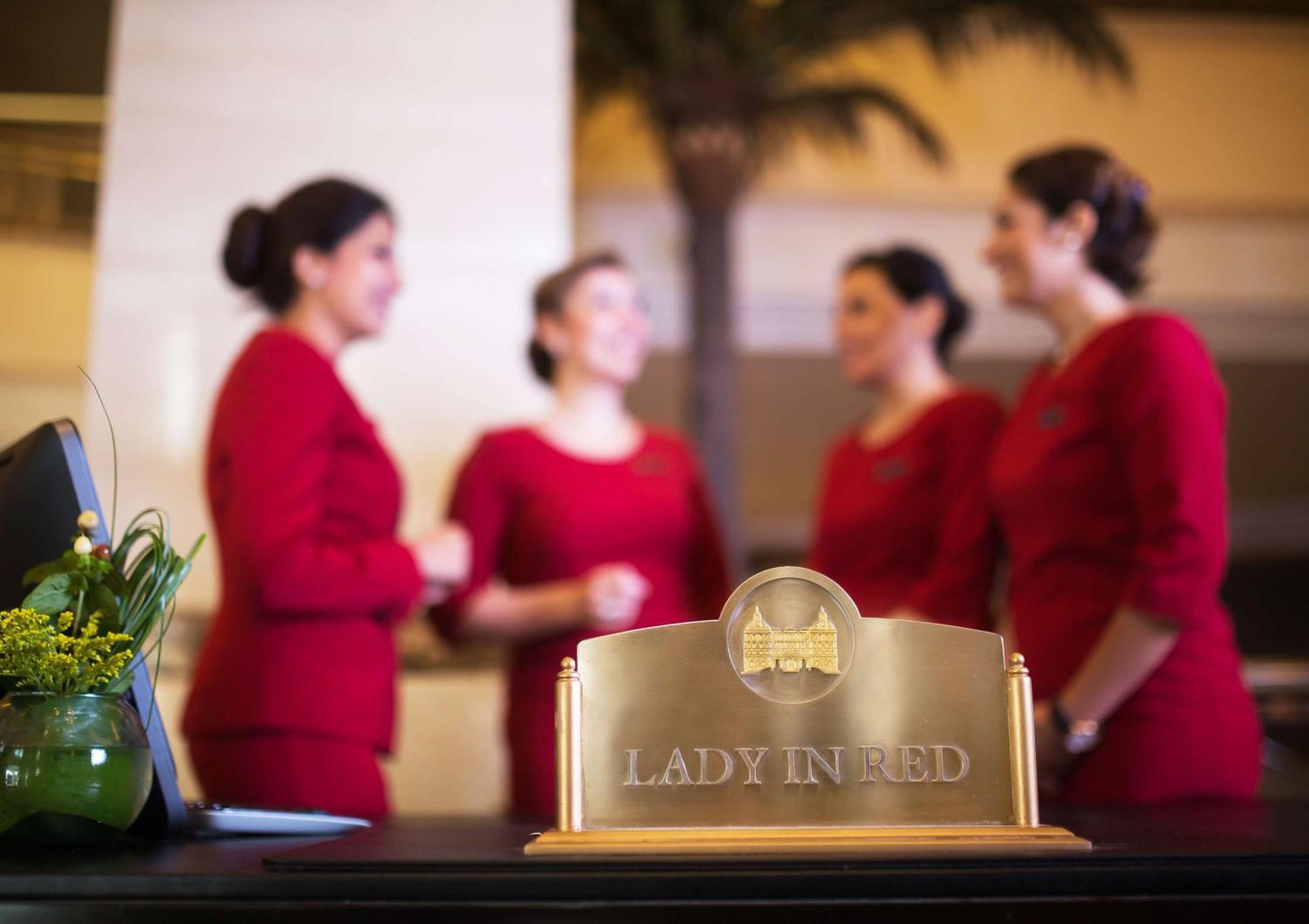 Royal Maxim Palace Kempinski Kahire Dış mekan fotoğraf The Lady in Red award